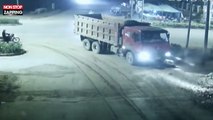 Chine : Un homme en scooter passe sous un camion et frôle la mort (Vidéo)