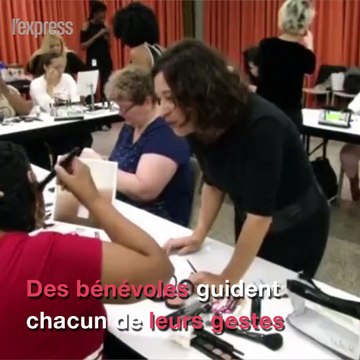 Ces femmes aveugles apprennent à se maquiller seules