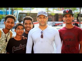 Salman Khan पोसेस विथ Fans On The सेट्स Of Tubelight