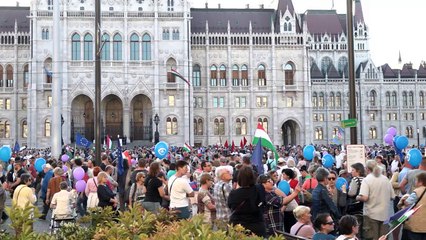 Hongrie: des dizaines de milliers de manifestants contre Orban