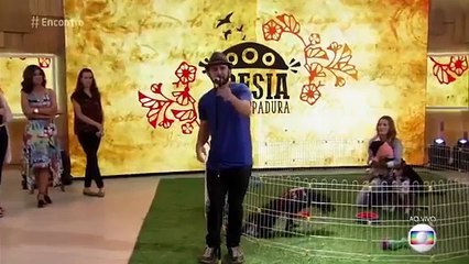 Bráulio Bessa emociona com poema sobre cachorros vira-latas