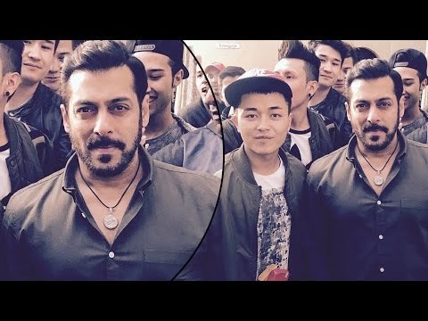 Salman Khan अपने Austrian Fan के साथ Pose करते हुए | Tiger Zinda Hai
