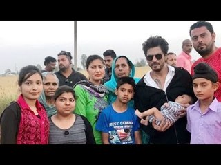 Shahrukh Khan अपने पंजाब के FANS के साथ Pose करते हुए Imtiaz Ali के Movie Set पर