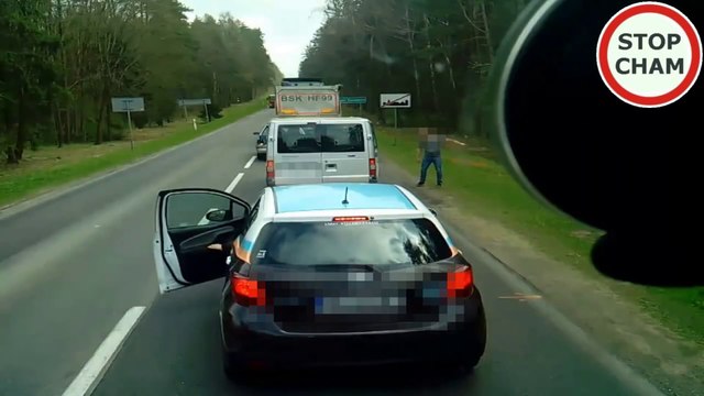 Ce conducteur balance ses dechets par la fenetre et va le regretter