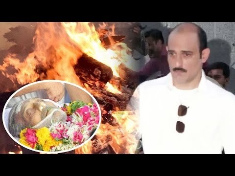 Akshaye Khanna हुए भावुक पिता Vinod Khanna के अंतिम संस्कार पर