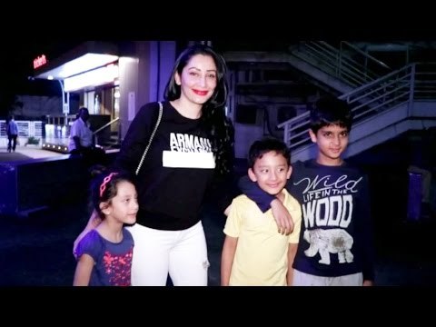 Sanjay Dutt की पत्नी Manyata Dutt दिखाई दी बच्चोके साथ Juhu PVR में