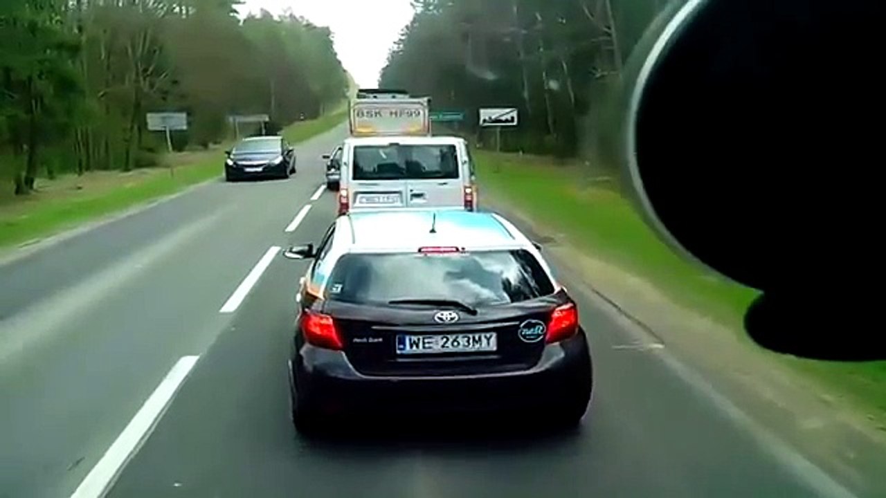 Un automobiliste va mettre un gros coup de pression à un automobiliste qui jette ses détritus par la fenêtre