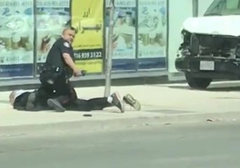 Скачать видео: Toronto Police Seen Confronting, Arresting Man After Van Hits Pedestrians