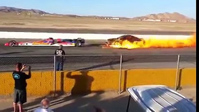 VÍDEO: un coche con motor a reacción abrasa a otro detrás