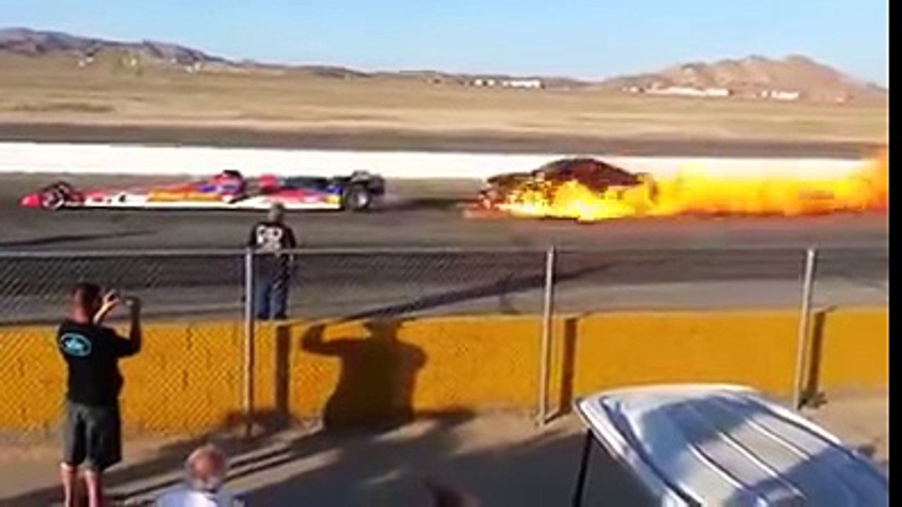 VÍDEO: un coche con motor a reacción abrasa a otro detrás