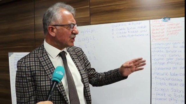 Belediye Başkanının Makamındaki Yazı Tahtasında Dikkat Çeken Notlar