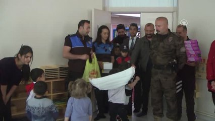 Çukurca'da Polis, Anaokulu Öğrencilerine Oyuncak Dağıttı