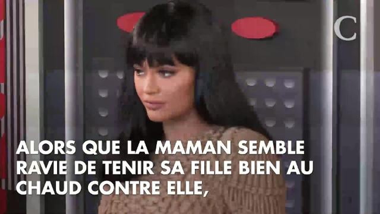 PHOTOS. Kylie Jenner souriante et naturelle avec sa fille Stormi dans les bras