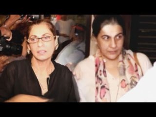 Dimple Kapadia और Amrita Singh दिखाई दी Restaurant के बहार Bandra में