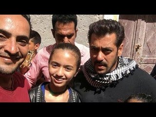 देखिए Salman Khan ने दिया Poses Fans के साथ | Morocco | Tiger Zinda Hai