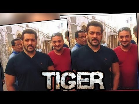 Salman Khan ने Fans को किया खुश निकाली Selfie ।Tiger Zinda Hai Sets पर