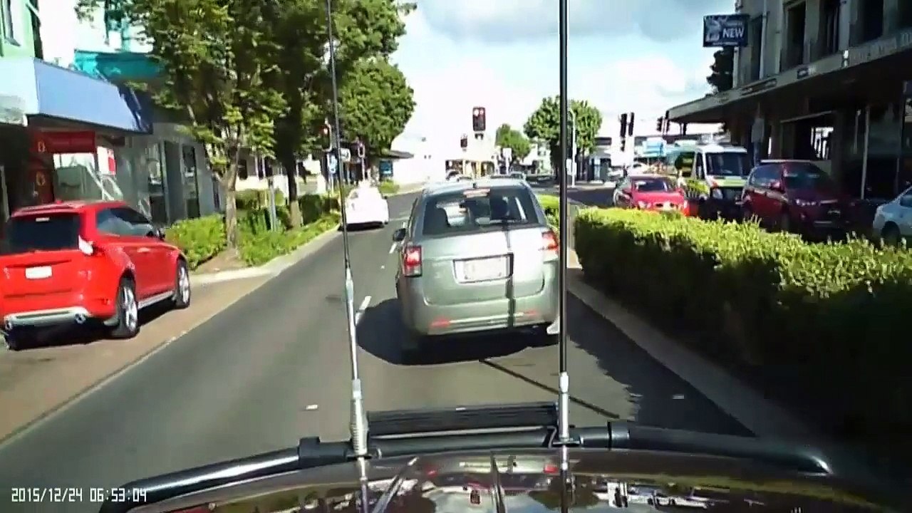 Road rage qui tourne mal, il panique et fonce sur une voiture pour s'échapper