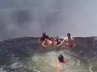 Cette famille se baigne dans une chute vertigineuse à 1 m du vide