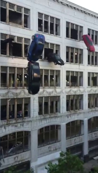 4 voitures chutes du haut d'un parking...