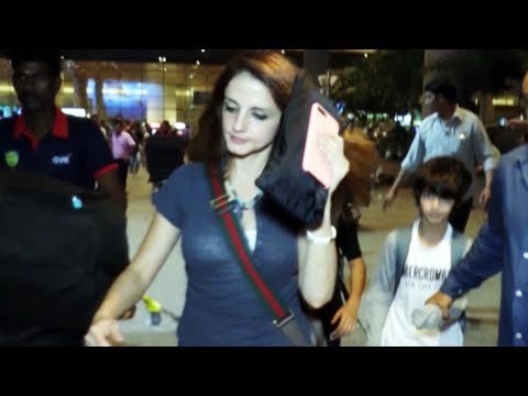 Hrithik Roshan पत्नी Sussanne Khan और बच्चो के साथ दिखाई दिए Mumbai Airport पर