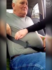 On lui dit d'attacher la ceinture... Il le fait!