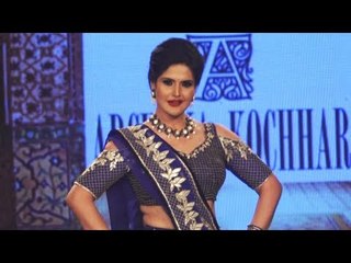 Zarine Khan ने किया Rampwalk Archana Kochhar के Show पर