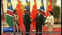 El presidente chino, Xi Jinping, da la bienvenida al mandatario namibio en Beijing