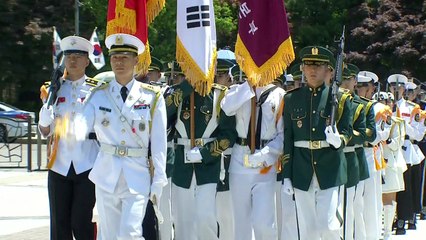 김정은, 국군 의장대 사열..."상호주의 따른 예우" / YTN