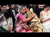 Jaya Bachchan & Rekha HUG Each Other @ Star Screen Awards 2016