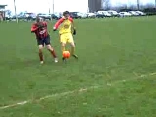 Nico se fait pété après avoir récupéré le ballon