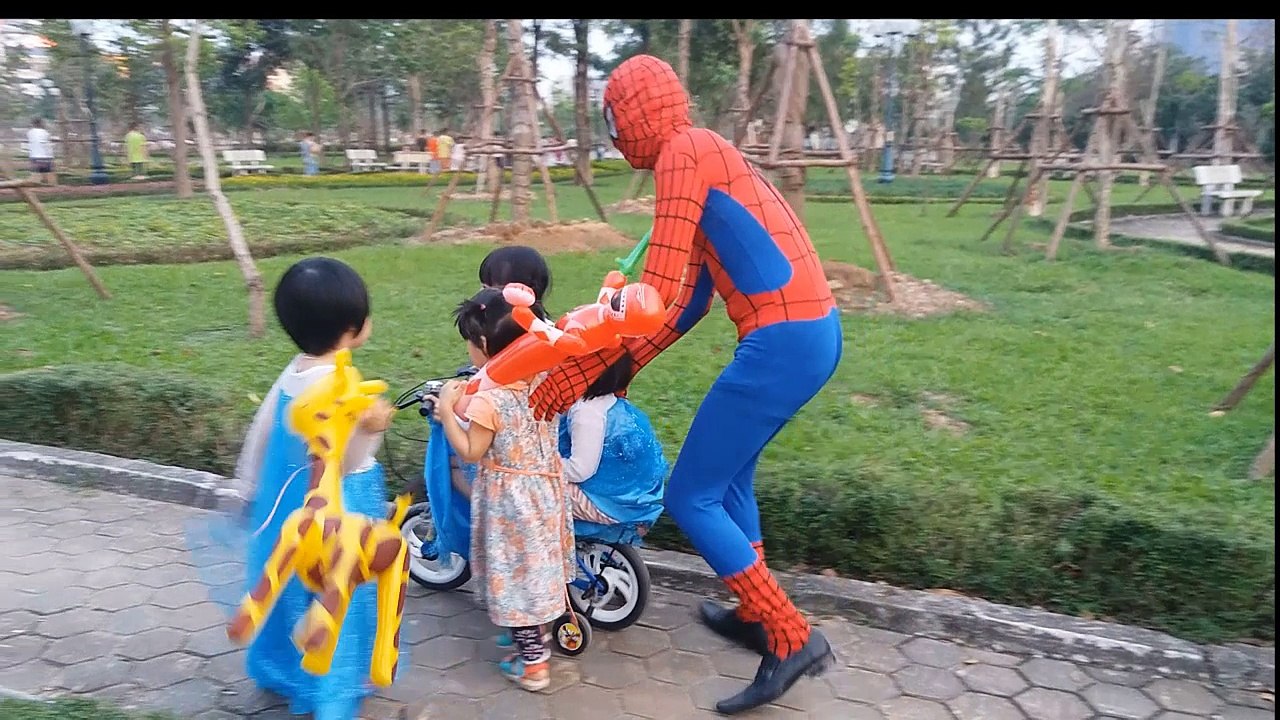 Người Nhện Gia Linh và các bạn nhỏ mải chụp hình bị Quỷ mặt lợn lấy trộm xe