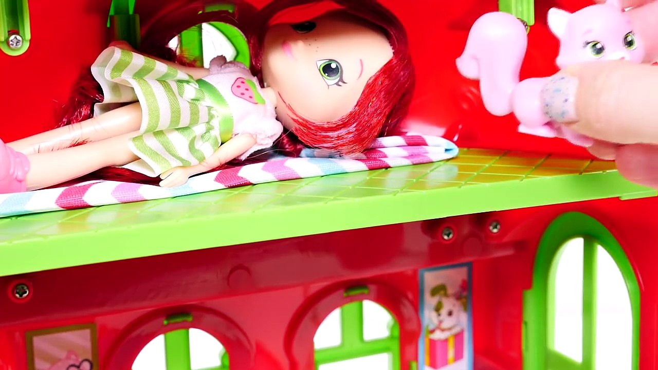 Rosita Fresita Casa De Muñecas y Cafeteria ♡ Fresa Huevos Sorpresa Play Doh