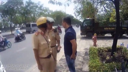 CSGT cãi tay đôi với người vi phạm giao thông