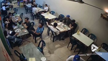 En 30 secondes ce restau part en vrille complet !!