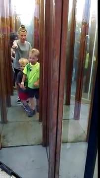 Labyrinthe de verre : cet enfant se prend un mur !