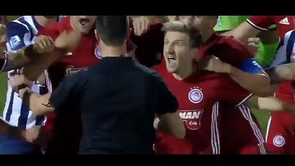 Ridiculous simulation as referee pushes a soccer player in Greece