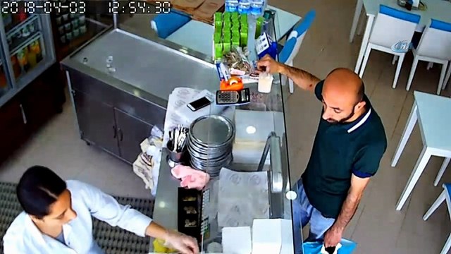 Önce sadak kutusunu çaldı, sonra masaya oturup sipariş verdi...Pişkin hırsızın sadaka kutusunu çaldığı anlar kamerada