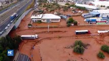 16 víctimas y desastres por inundaciones en Mandra, Grecia
