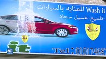 Dos mujeres lanzan un lavado de autos en Egipto