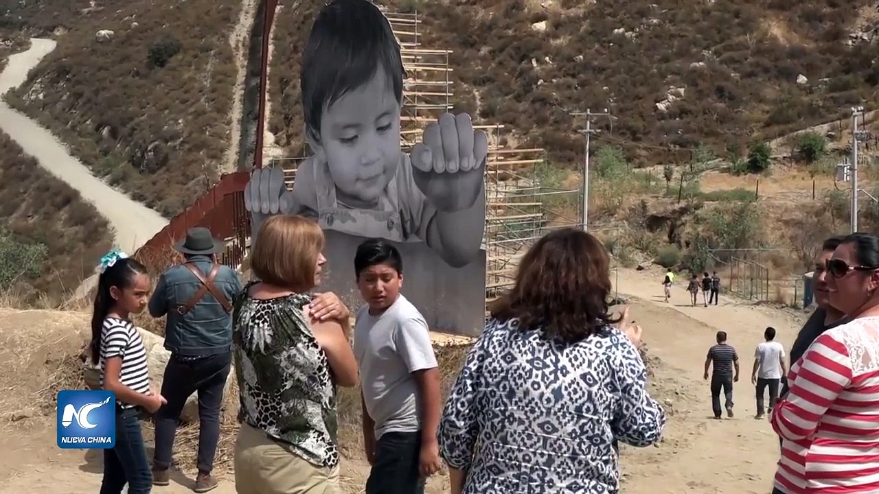 Un bebé se asoma a la frontera México Estados Unidos