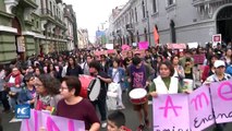 Marchan en Perú para erradicar violencia contra la mujer