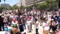 Miles de personas se unen a la “Marcha por la verdad” en Los Ángeles