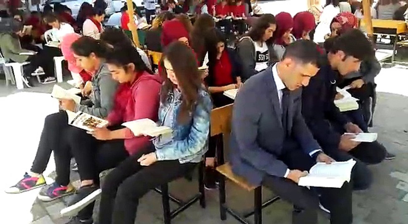 Gölmarmara mesleki ve teknik Anadolu lisesi öğrencileri ve öğretmenleri tarafından kitap okuma etkinliği