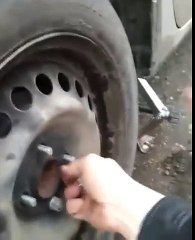 Un chat parcourt 150km sur un amortisseur de voiture