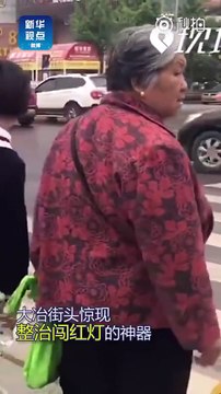 Un pulvérisateur d’eau pour calmer les piétons impatients