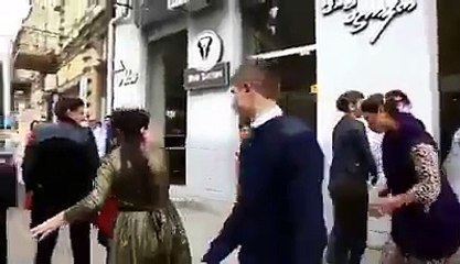 Mulher bate homem usando o próprio filho!!!