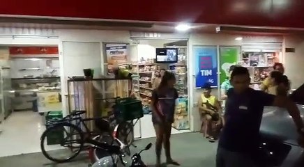 Mulher traída faz estardalhaço usando megafone - hilário