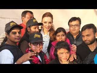 Скачать видео: Salman की Gf Iulia Vantur चली उनकी राह पर, की Acid Attack Survivors की मदद | Lucknow