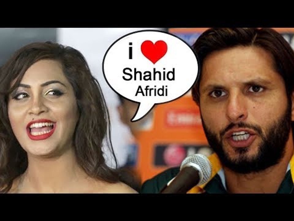 Arshi Khan ने खुलेआम Pakistani Cricketer Shahid Afridi से किया प्यार इकरार | Bigg Boss 11 पार्टी