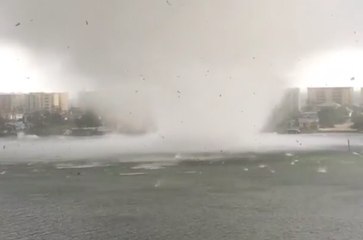 Il filme une impressionnante tornade qui frôle sa maison
